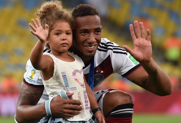 
                <strong>Boateng-Tochter feiert mit</strong><br>
                Jerome Boateng feiert mit seiner süßen Tochter den ganz großen Erfolg.
              