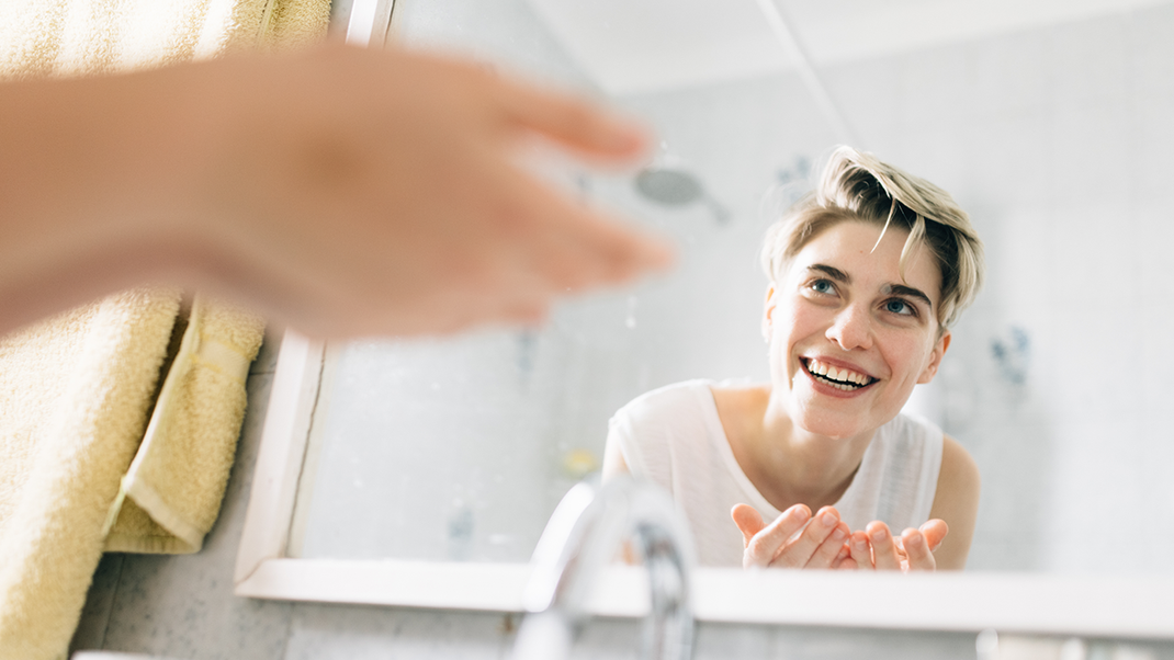 Gute Laune im Bad? Geht sogar noch besser, wenn wir dabei Wasser sparen. Das sorgt nicht nur für kleinere Rechnungssummen, sondern ist auch noch umweltfreundlich.