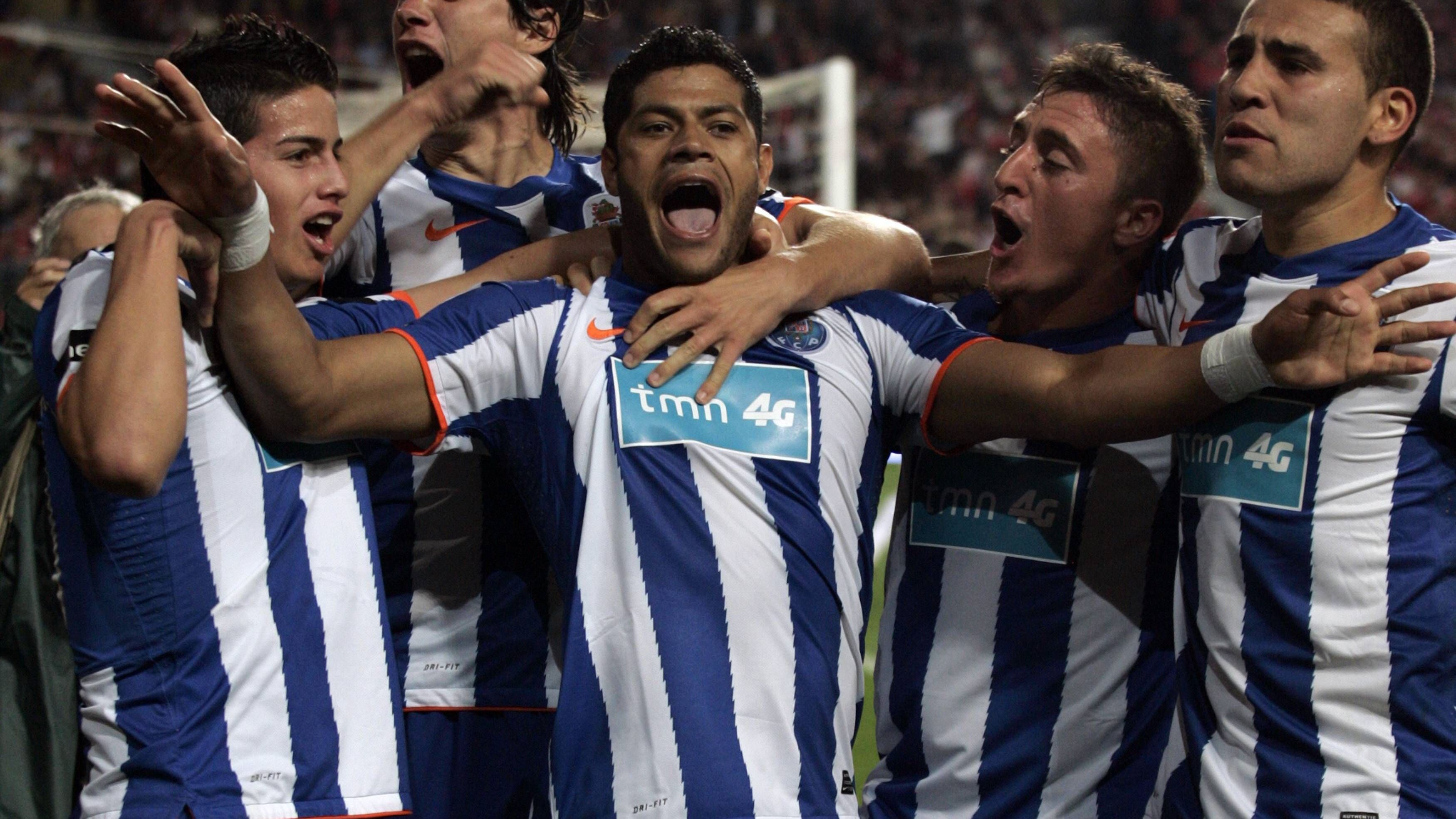 <strong>Portugal: FC Porto 2010/11</strong><br>
                Unter Trainer Andre Villas-Boas und mit Stars wie Hulk, Falcao oder James erlebten die Portugiesen 2011 den Höhepunkt einer Fabel-Saison. Erstmals seit Benfica Lissabon 1971/72 schloss mit Porto ein portugiesisches Team eine Saison ohne Niederlage ab und wurde mit 21 Punkten Vorsprung Meister. Im selben Jahr holte Porto auch die Europa League. &nbsp;
