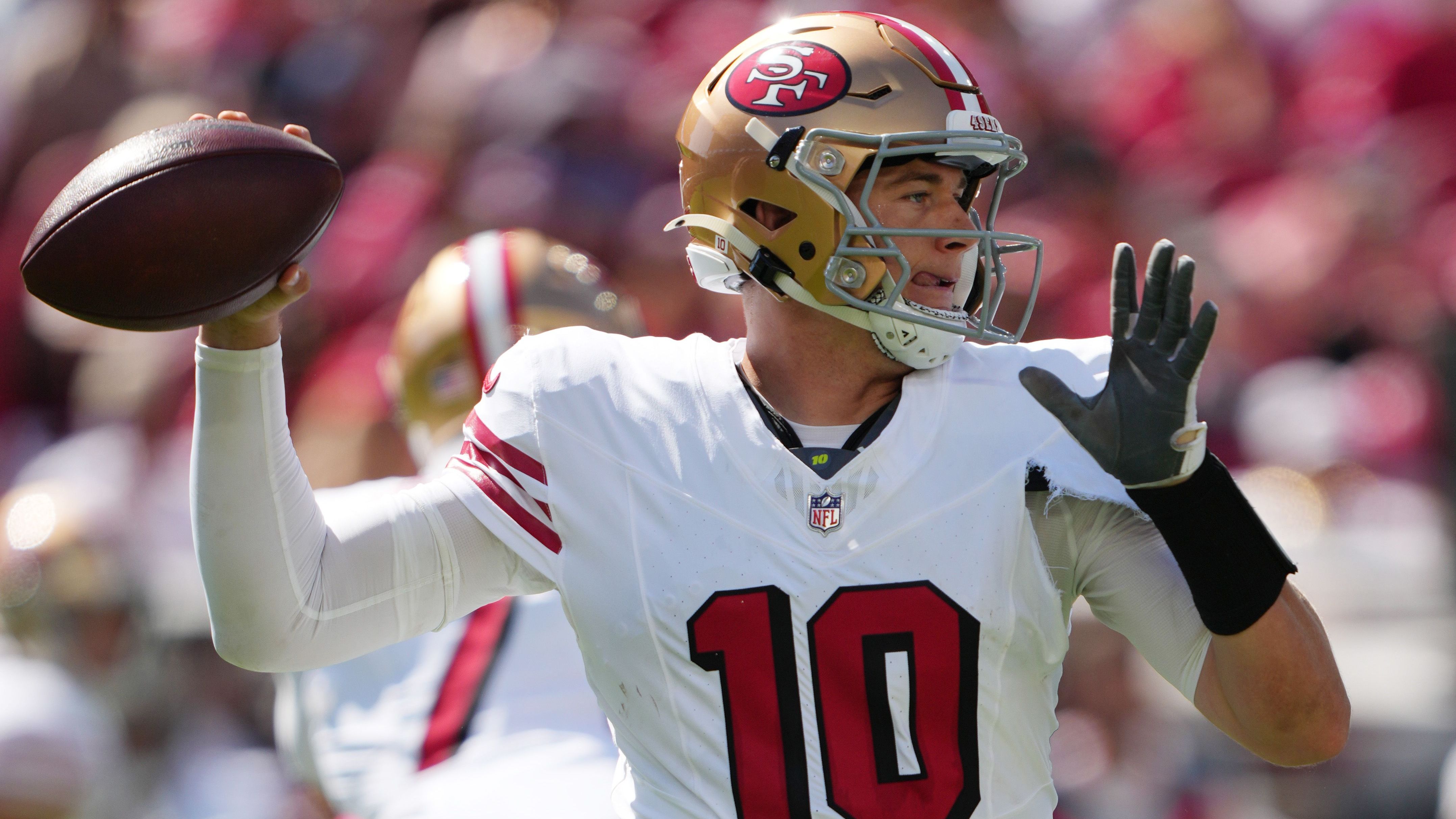 <em><strong>Mac Jones (San Francisco 49ers)</strong><br>Die San Francisco 49ers müssen eine erneute Verletzung unter den Quarterbacks verzeichnen. Nach dem Sieg gegen die Cardinals erklärte Mac Jones, dass sich eine Kreuzbandverstauchung, die er sich im Sommer zugezogen hatte, verschlimmert haben soll. Damit müssen die 49ers nun hoffen, dass bei einem möglichen Jones-Ausfall Brock Purdy demnächst sein Comeback geben kann.</em>