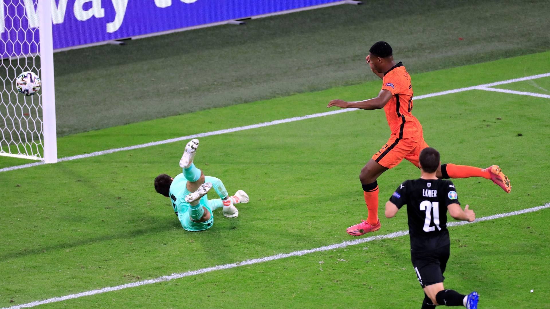 
                <strong>Die Stärken: Tempofußball und individuelle Klasse</strong><br>
                Durch das System agierten die Niederländer extrem flexibel, weil die beiden Außenverteidiger Patrick van Aanholt und Denzel Dumfries eigentlich eher als Flügelspieler fungierten. Die Gegner wurden so schon früh auf den Außenbahnen unter Druck gesetzt, während die "Elftal" blitzschnell in den Konter-Modus schaltete. Besonders Dumfries profitierte durch diese offensive Interpretation der Position und stellte mit zwei Toren und einer Vorlage seinen Wert unter Beweis. Eine weitere Stärke ist die Ausgeglichenheit im Team. Mit Innenverteidiger Matthijs De Ligt, Sechser Frenkie De Jong und Stürmer Memphis Depay zieht sich eine Konstante an individueller Qualität durchs Team, von der auch die Mitspieler profitieren. Halten die Stars ihr Niveau, ist diesem Team kaum Grenzen gesetzt. 
              