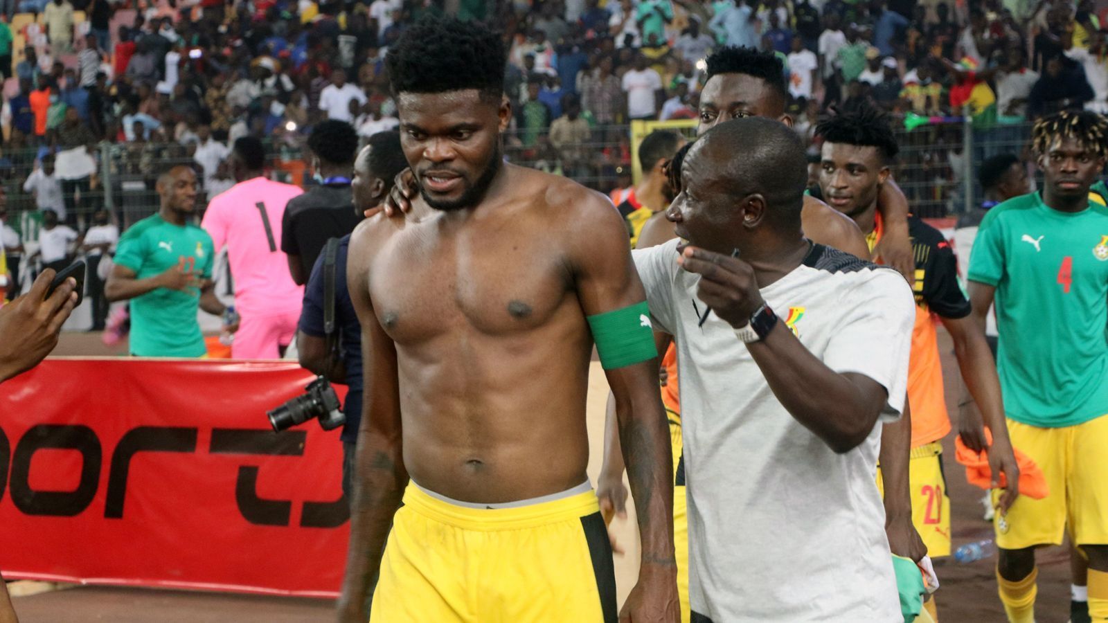 
                <strong>Ghana</strong><br>
                Im Playoff-Duell der beiden afrikanischen Großmächte Ghana und Nigeria erzielte Thomas Partey im Rückspiel den letztlich entscheidenden Treffer zur 1:0-Führung für Ghana. Zwar gelang Nigeria nach dem 0:0 im Hinspiel noch der Ausgleich, aber durch die Auswärtstorregel schafften die "Black Stars" die WM-Qualifikation, während Nigeria die Endrunde nur vor dem Fernseher miterleben wird.
              