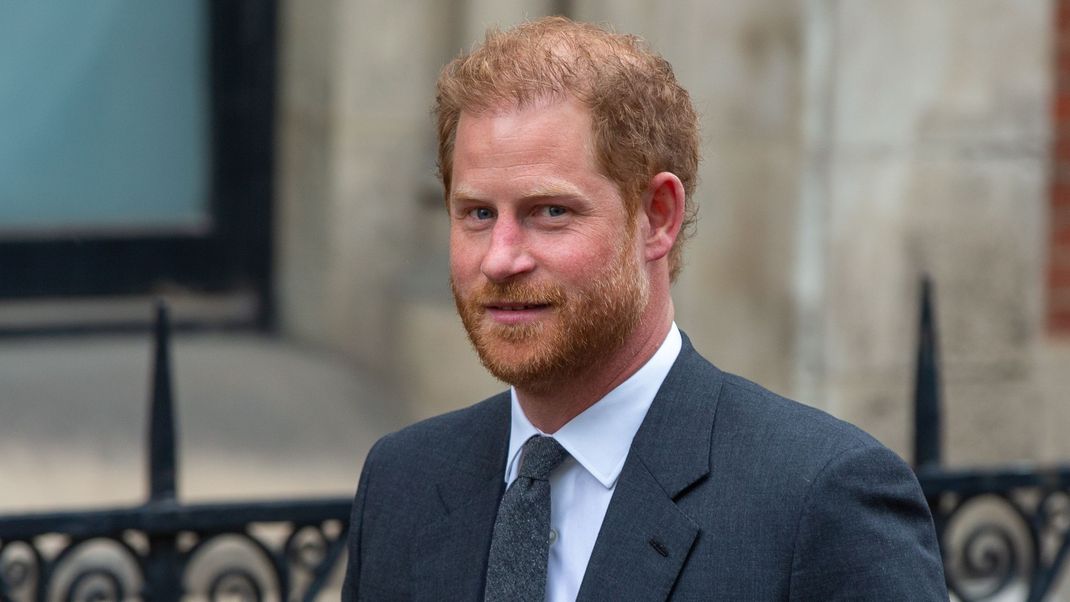 Prinz Harry sieht auf einem neuen Foto total verändert aus. Alle Infos dazu gibt es hier.&nbsp;