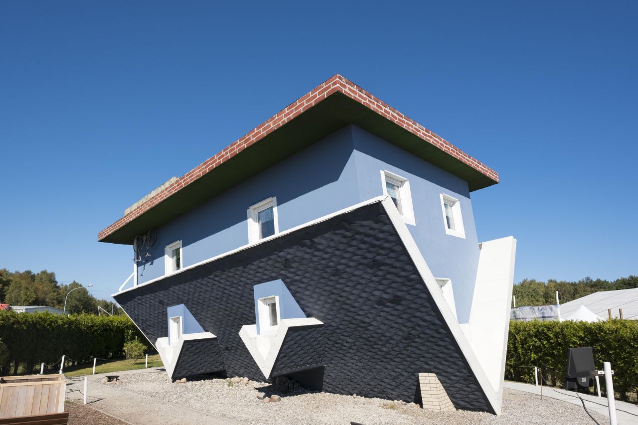 Umgefallen? In Trassenheide auf der Insel Usedom steht ein Einfamilienhaus Kopf. Die Küche, die Toilette, die Betten, die Einrichtung - alles hängt an der Decke. Das Upside-Down House wurde 2008 eröffnet, um die gewohnte Welt mal andersherum erleben zu können.