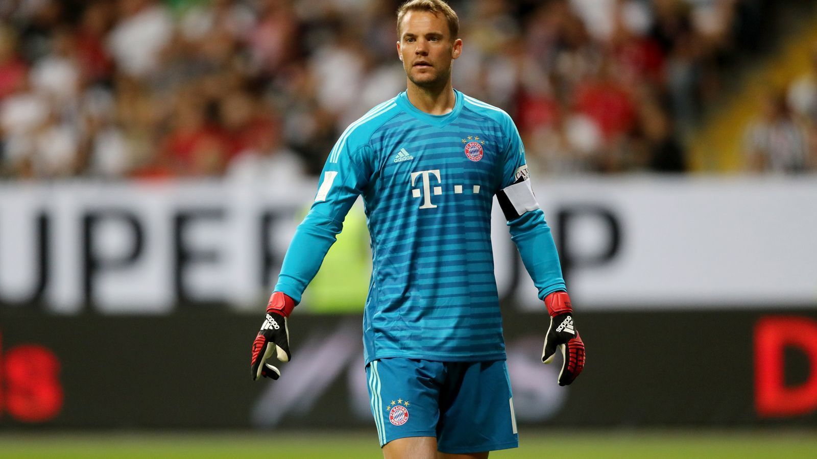 
                <strong>Manuel Neuer</strong><br>
                Der Wechsel des deutschen Nationaltorhüters Manuel Neuer wurde im Sommer 2011 von vielen Misstönen begleitet. Die S04-Anhänger waren enttäuscht, Bayern-Fans wollten ihn nicht so recht ins Herz schließen ("Koan Neuer"). Mittlerweile ist von der einstigen Ablehnung nichts mehr übrig geblieben. Zu stark zeigte sich der mehrmalige Welttorhüter von Beginn an zwischen den Pfosten des FC Bayern, ist mittlerweile sogar Kapitän des Rekordmeisters.
              