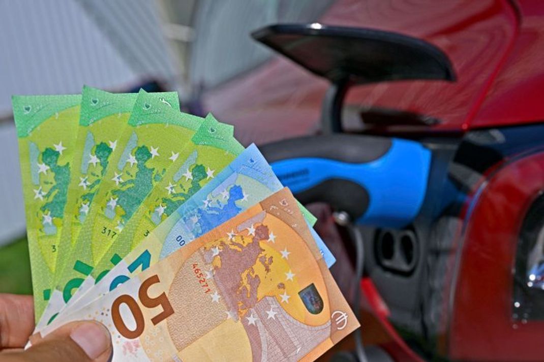 E-Auto: So könnt Ihr beim Laden und Parken Geld sparen