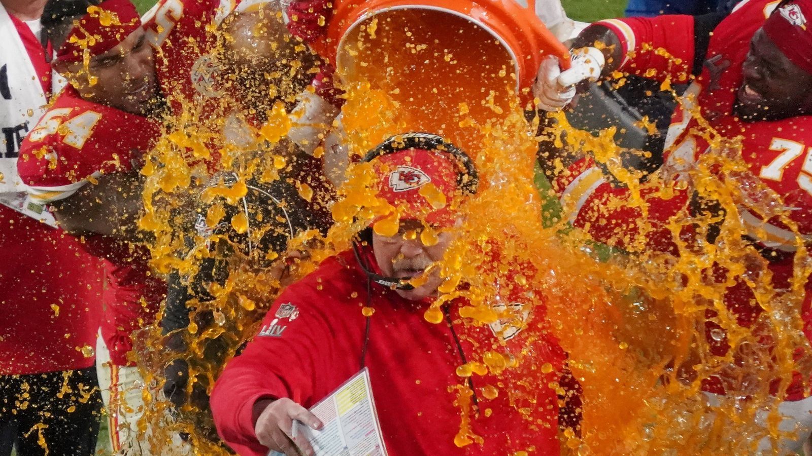 
                <strong>Gewinner: Andy Reid</strong><br>
                Nach dem Sieg der Chiefs hörte man den Satz sehr oft: "Keiner hat es mehr verdient als Andy Reid." In seiner 21. Saison als Trainer in der NFL hat er endlich die große Trophäe geholt, nachdem er als der "Unvollendete" galt. Einen typischen Reid gab es dann auch noch: Er kündigte an, sich den größten Cheeseburger zu gönnen, den er je gesehen hat. Mit Extra Käse natürlich.
              