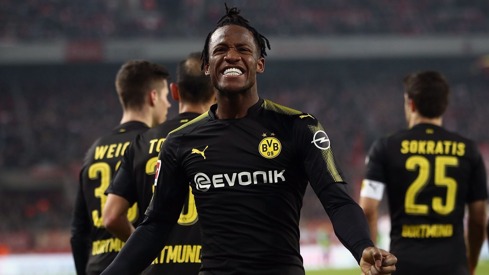 
                <strong>Michy Batshuayi (Borussia Dortmund)</strong><br>
                Im Frühjahr 2018 schnappte sich Borussia Dortmund nach dem Abgang von Pierre-Emerick Aubameyang zum FC Arsenal kurzfristig einen Ersatz vom FC Chelsea: Michy Batshuayi. Der belgische Stürmer schlug beim BVB voll ein und erzielte neun Tore bei 14 Einsätzen. Nach einem halben Jahr kehrte er dann zurück nach London, wurde aber bis heute immer wieder verliehen, zuletzt an Besiktas Istanbul. Batshuayis Vertrag bei Chelsea läuft noch bis 2023. 
              