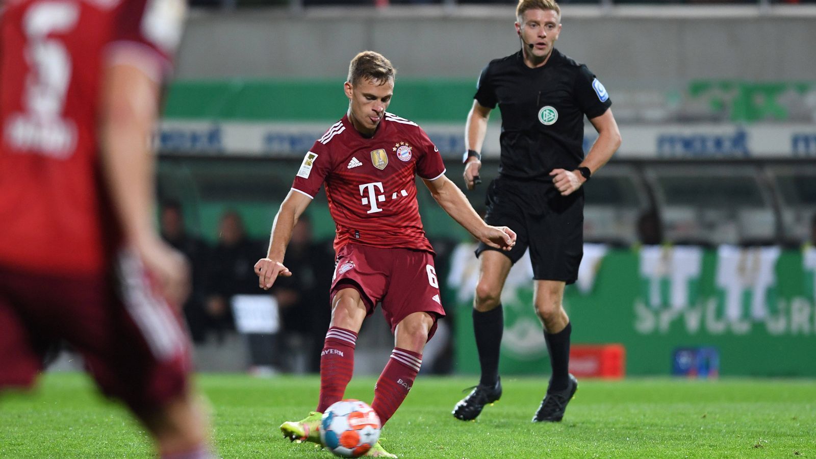 
                <strong>Joshua Kimmich</strong><br>
                Bayerns Mittelfeldboss hat hier und da kleine Ungenauigkeiten im Passspiel, ist aber dennoch der Herr in der Zentrale und wird in Hälfte zwei immer sicherer. In der 31. Minute mit einem perfekt platzierten Schuss aus der zweiten Reihe zum 2:0, nach 68 Minuten führt sein Freistoß aus dem Halbfeld zum Eigentor von Sebastian Griesbeck. ran-Note: 2
              