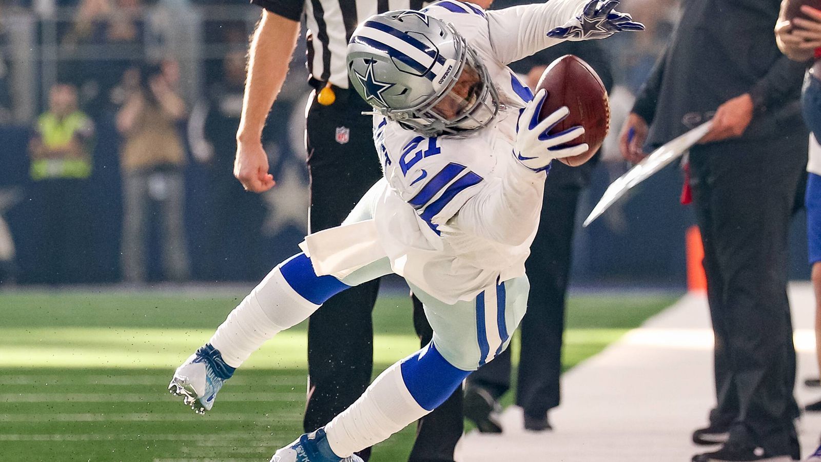 
                <strong>Sideline klug nutzen</strong><br>
                Wenn der Ball bei einem Kick Out of Bounds geschossen wird, startet das Receiving-Team automatisch an der 40-Yards-Linie. Doch wenn ein Spieler einen Ball in seiner Hand hat und mit seinen Füßen die Seitenlinie berührt, ist er ebenfalls Out of Bounds. Diese Tatsache machte sich beispielsweise Packers-Spieler Ty Montgomery in einem Spiel gegen die Detroit Lions zu Nutze. Nach einem Kick landete der Ball zwischen der Endzone und der Fünf-Yards-Linie. Hätte Montgomery ihn dort normal aufgenommen und er wäre von einem Lions-Spieler berührt worden, hätte die Packers-Offense von dort starten müssen. Stattdessen nahm Montgomery den Ball auf, während seine Füße Out of Bounds waren. Sprich: Der Ball ist laut Regel ebenfalls Out of Bounds und der Angriff beginnt an der 40-Yards-Linie. 
              