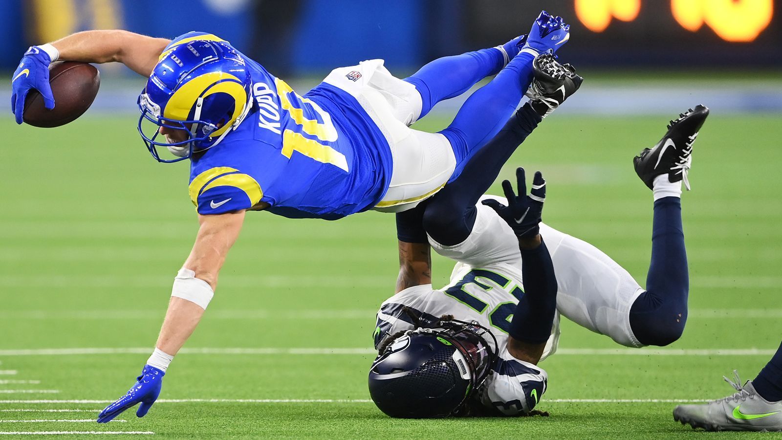 <strong>Cooper Kupp (Los Angeles Rams)</strong><br>Die Rams können höchstwahrscheinlich gegen die Las Vegas Raiders (<a target="_blank" href="https://www.ran.de/sports/ticker/ma10252022/liveticker?from=%2Flive">Sonntag, 22.05 Uhr im Liveticker</a>) wieder auf Cooper Kupp zurückgreifen. Der Wide Receiver musste seit seiner Knöchelverletzung in Woche 2 gegen Atlanta aussetzen. Jetzt aber nimmt der MVP des Super Bowls von 2021 wieder am Training teil und befindet sich hinsichtlich eines Einsatzes am Sonntag "auf dem richtigen Weg", sagte Coach Sean McVay.