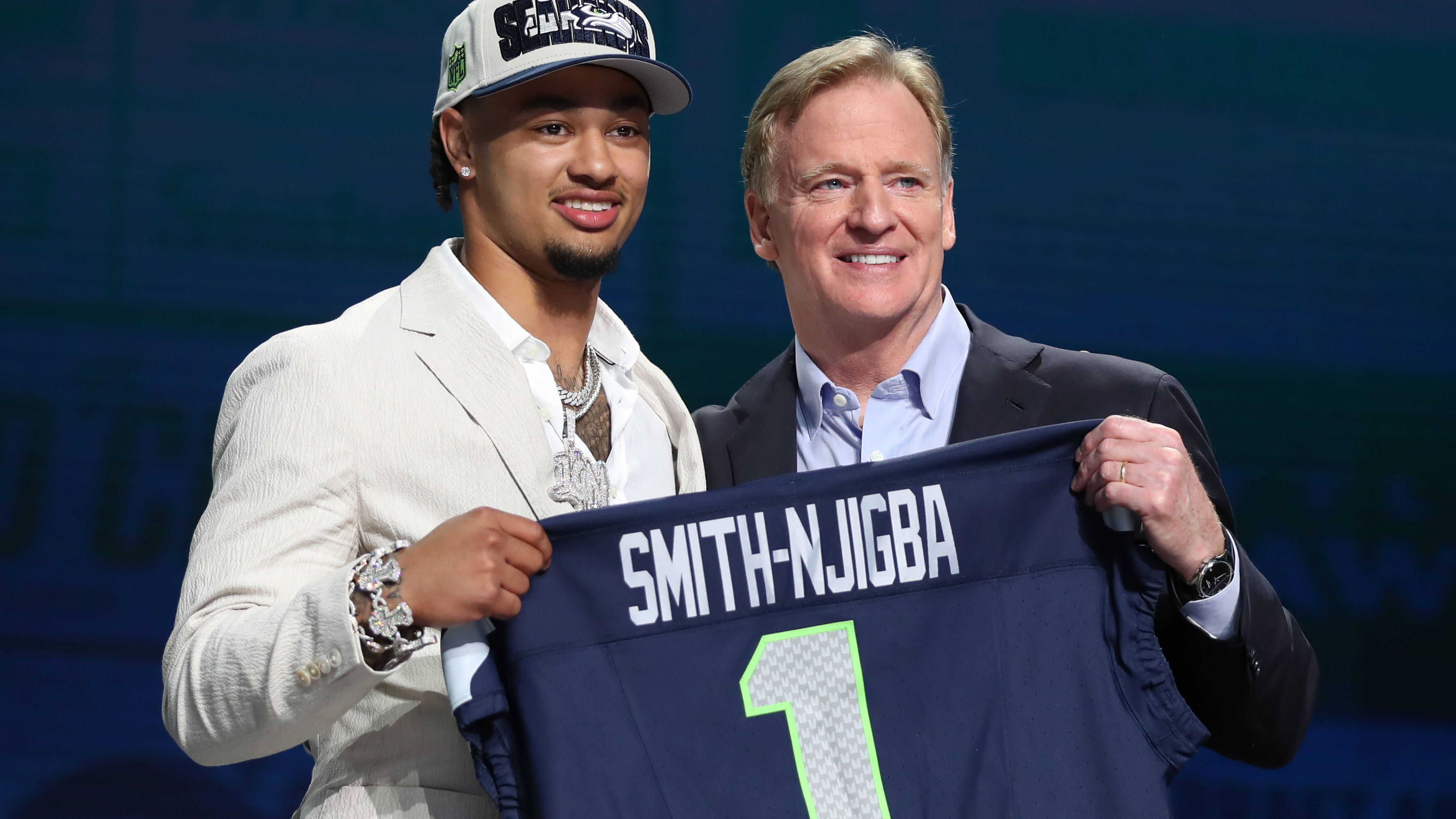 <strong>Seattle Seahawks: Jaxon Smith-Njigba</strong><br>Wirklich angekommen ist Jaxon Smith-Njigba in der NFL noch nicht. Der 20. Pick des Draft kam seit Saisonbeginn auf lediglich zwölf Receptions und 62 Receiving Yards, ließ sein Talent aber dennoch aufblitzen. Abschreiben sollte man den 21-Jährigen natürlich noch nicht, ein wenig enttäuschend ist sein Start in der NFL aber trotzdem.