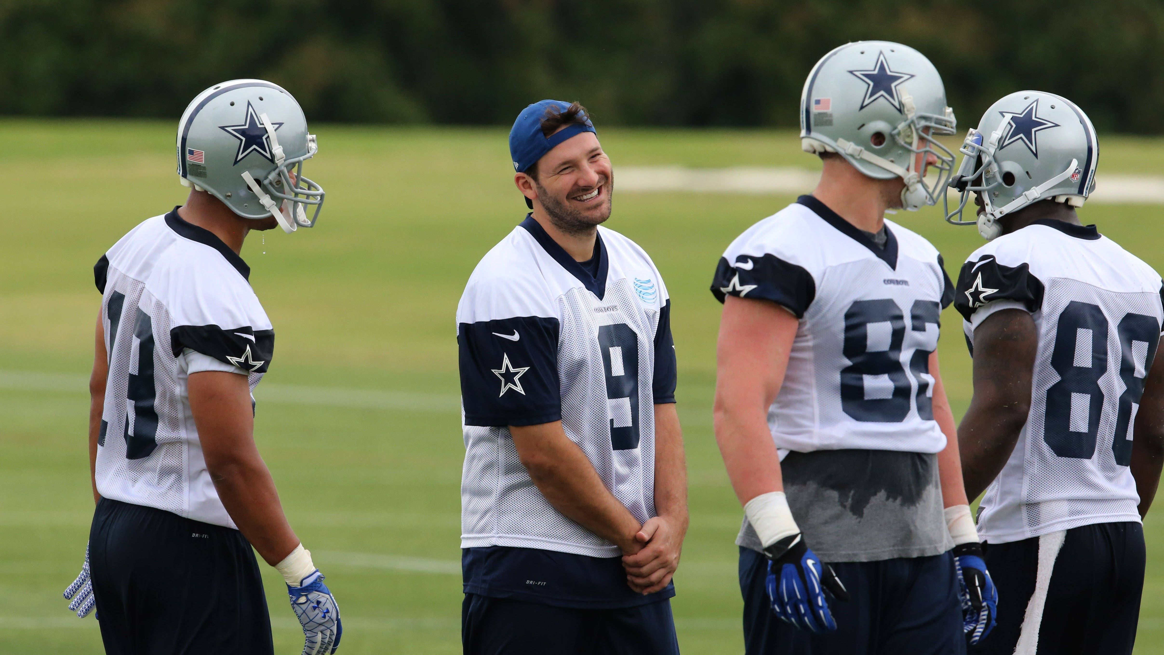 <strong>Honorable Mention: Dallas Cowboys (2012)</strong><br>An Tight End Jason Witten (1.039 Yards, zweiter von rechts) und Wide Receiver Dez Bryant (1.382 Yards, rechts) scheiterte es 2012 nicht. Weil Miles Austin (links) aber Pässe für 57 Yards zu wenig fing, blieb dem Team um Tony Romo die historische Saison verwehrt.&nbsp;