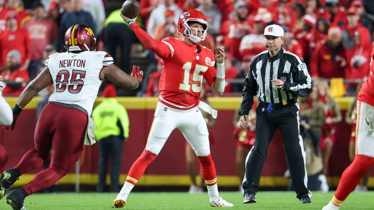 October 27, 2025: Kansas City Chiefs quarterback Patrick Mahomes (15) throws a pass during the first half of an NFL, American Football Herren, USA football game against the Washington Commanders at...
