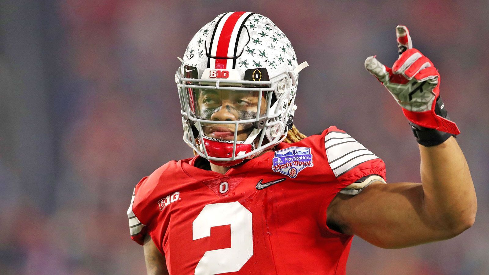 
                <strong>J.K. Dobbins (Ohio State) </strong><br>
                J.K. Dobbins hat ein absolutes Monster-Jahr hinter sich, weshalb er derzeit von Experten als zweiter Running-Back-Pick im diesjährigen Draft eingeschätzt wird. An der Ohio State University kam er auf 2003 Rushing Yards und 21 erlaufene Touchdowns. Mit über 300 Versuchen stellte er dabei seine Belastungsfähigkeit als Workhorse unter Beweis, sodass er auch in Zukunft eine NFL-Offense tragen könnte. Dobbins verfügt über einen unfassbaren Antritt und kann gegnerische Verteidigungen mit Leichtigkeit überlaufen. Eine weitere Stärke von ihm ist seine Fähigkeit auch als Receiver eingesetzbar zu sein, was in der NFL heute unabdingbar scheint. So besitzt er gute Hände und läuft gute Wheel Routes als Running Back, weshalb er schon früh in seiner Karriere als Starter im Backfield fungieren könnte. Als Nachteil könnte man ihn seine fehlende Größe mit 1,78 Meter anrechnen, weshalb ihn die Teams nicht als exzellenten Pass-Protector im Blocking einsetzen werden. So erinnert er vom Spielstil an Josh Jacobs von den Las Vegas Raiders. 
              