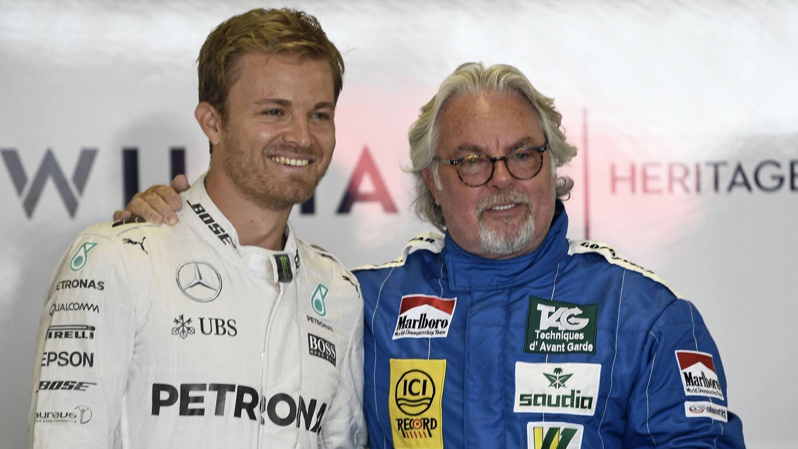 
                <strong>Nico Rosberg</strong><br>
                Bei Nico Rosberg liegt die Rennsport-Leidenschaft in den Genen: Sein Vater, der Finne Keke Rosberg, startete zwischen 1978 und 1986 in der Formel 1, gewann die WM 1982. Nico, der in Deutschland geboren und aufgewachsen ist und die deutsche sowie die finnische Staatsbürgerschaft besitzt, begann seine Rennsportkarriere 1996 als 11-Jähriger im Kart. Bereits vier Jahre später wurde er Vize-Europameister in der Formel A des Kart-Sports - hinter Lewis Hamilton. Über die Formel 3 und die GP2-Serie gelangte Rosberg 2006 schließlich in die Formel 1, wo er es 2016 seinem Vater gleichtat und den WM-Titel holte.
              