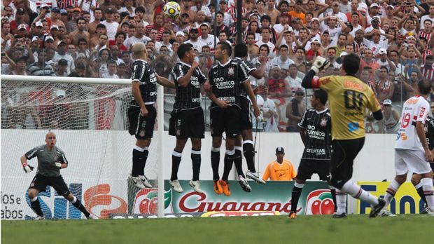 
                <strong>Rogerio Ceni</strong><br>
                Der Brazilianer Rogerio Ceni ist der Torwart mit den meisten Toren der Fußball-Geschichte. Seine Freistöße waren so gefährlich, dass seine Trainer das Risiko eines leeren Tores gerne eingingen.
              