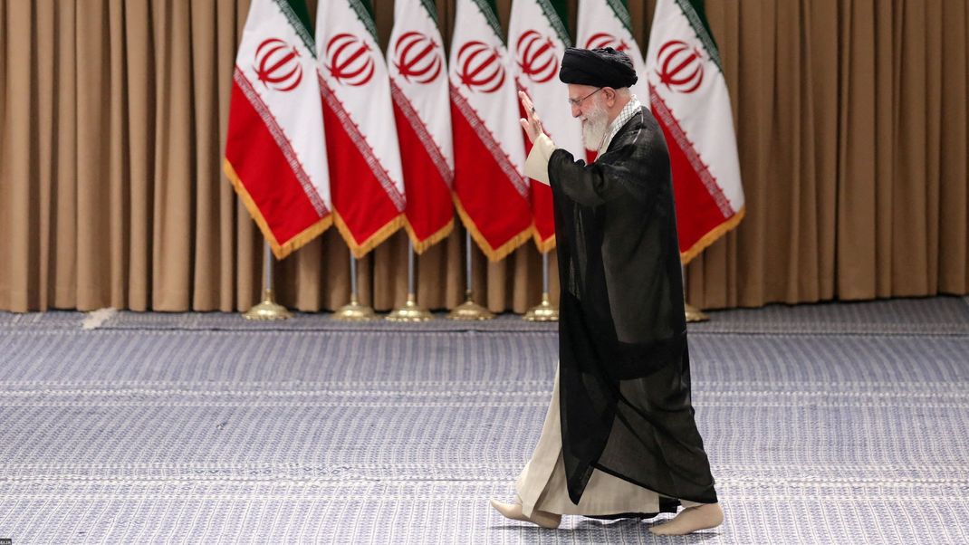 Laut dem Nahostexperten Chatterjee hat das iranische Regime um Chamenei (Bild) im Zuge der Angriffe aus Israel und den USA auch innenpolitisch hart zugeschlagen. (Archivbild)