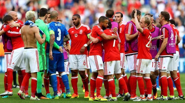 
                <strong>Erster britischer Sieger bei einem EM-Auftaktspiel: Wales</strong><br>
                Erster britischer Sieger bei einem EM-Auftaktspiel: Wales. Der EM-Neuling braucht gerade einmal 90 Minuten, um britische Fußball-Geschichte zu schreiben. Gareth Bale und Co. gewannen das Auftaktspiel gegen die Slowakei mit 2:1 und sind damit das erste britische Team überhaupt, dem es gelang das erste Gruppenspiel bei einer EM-Endrunde zu gewinnen. Respekt!
              