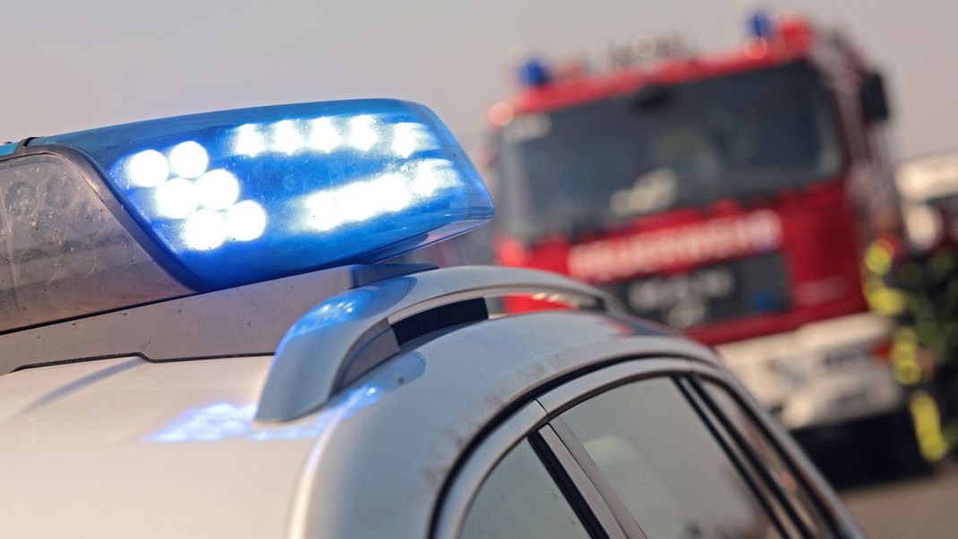Einsatzkräfte von Feuerwehr und Polizei sind nach dem Auffahrunfall zweier Lastwagen auf der Autobahn im Einsatz.