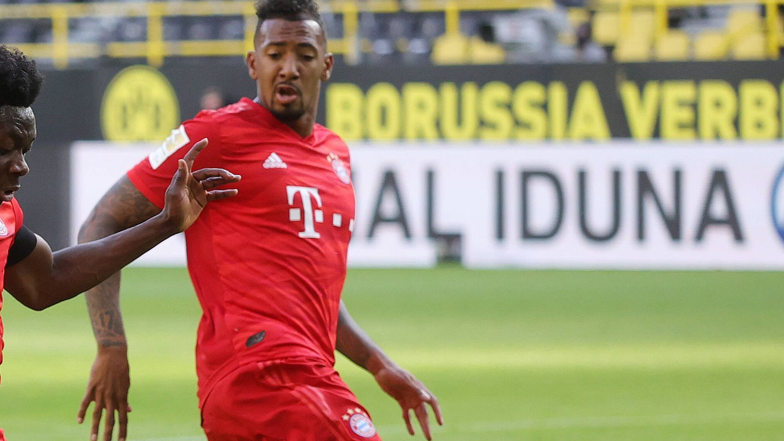 
                <strong>Jerome Boateng</strong><br>
                Gibt den Abwehrchef und hat deutlich mehr Ballkontakte als Alaba. Wird schon in der ersten Minute zum Retter, als er nach Neuers Wackler auf der Linie klärt. Blockt in der 10. Minute einen Haaland-Schuss im 16er – und immer wieder auch den Stürmer selbst. Fast wie in alten Zeiten. In der zweiten Hälfte dann aber auch mit Wacklern. In der 63. Minute rutscht er im Strafraum aus, so dass Haaland frei zum Schuss kommt. Das hätte auch ins Auge gehen können. In der 85. Minute für Hernandez ausgewechselt. ran-Note 3
              