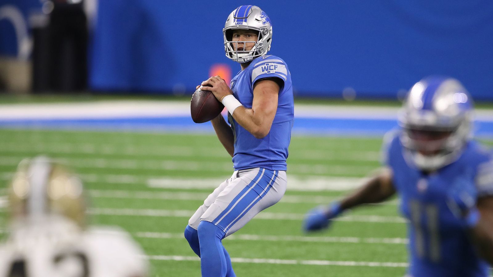 
                <strong>QB: Matthew Stafford (vs. Atlanta Falcons)</strong><br>
                Auch wenn die Atlanta Falcons gegen die Minnesota Vikings endlich ihr erstes Spiel gewannen, bleibt die verletzungsgeplagte Secondary anfällig, lässt im Durchschnitt 335 Passing-Yards pro Partie zu. Auftritt Matt Stafford. Mit seinen Receivern erster Güteklasse wird der Quarterback der Detroit Lions einen Spaß daran haben, die Passverteidiger der Falcons ins Leere laufen zu lassen.
              