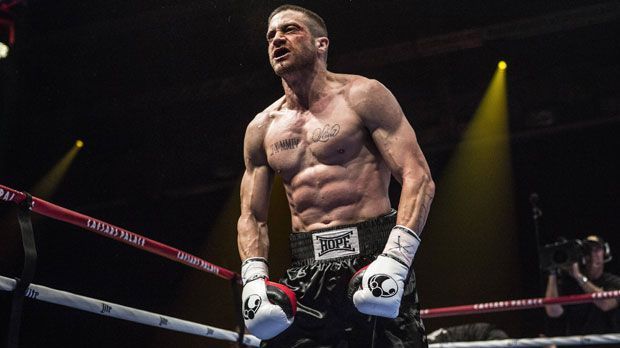 
                <strong>"Southpaw" (2015)</strong><br>
                "Southpaw" (2015): Billy "The Great" Hope (Jake Gyllenhaal) ist Box-Weltmeister und hat eigentlich alles, was man sich wünschen kann. Weil sich seine Frau jedoch Sorgen um seine Gesundheit macht, zwingt sie ihn zu einer einjährigen Kampfpause. Doch dann stirbt Billys Frau plötzlich bei einem tragischen Zwischenfall. Hope kehrt zurück in den Ring, um sein eigenes Leben zu retten.
              