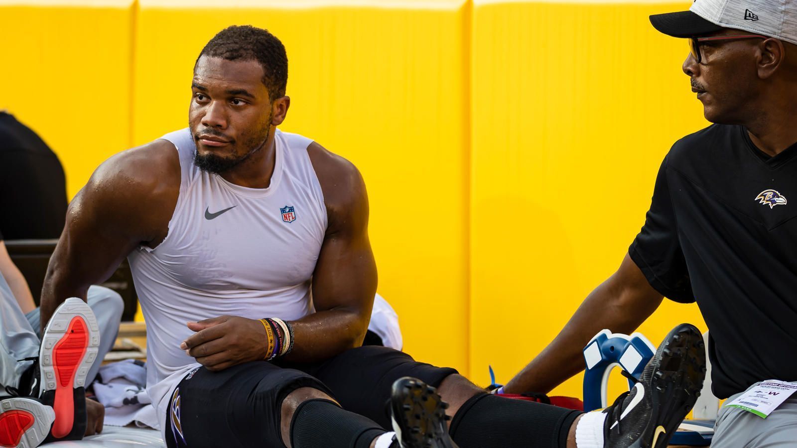 
                <strong>Verletzungs-Drama bei den Ravens: Baltimores Offseason zum Vergessen</strong><br>
                Die Baltimore Ravens haben in der Offseason das Verletzungs-Pech gepachtet. Noch vor dem Saisonstart verliert Baltimore mit J.K. Dobbins, Gus Edwards und Justice Hill drei Running Backs mit Verletzungen langfristig. Außerdem zieht sich auch Cornerback Marcus Peters eine schwer Blessur zu. Immerhin verpflichten die Ravens einen neuen Running Back. ran fasst eine Offseason zum Vergessen zusammen.
              