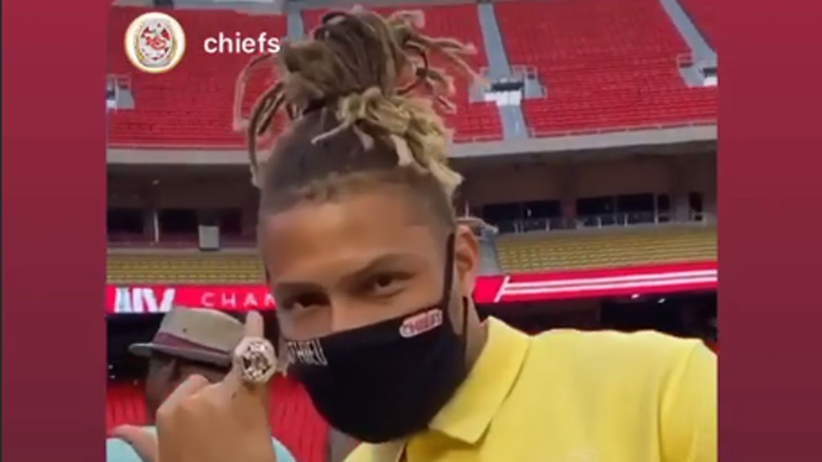 
                <strong>Tyrann Mathieu mit Ring am kleinen Finger</strong><br>
                Auch Safety Tyrann Mathieu freut sich über den Ring.
              