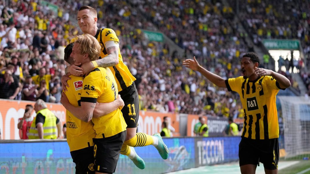 Borussia Dortmund feiert das dritte Tor von Julian Brandt.