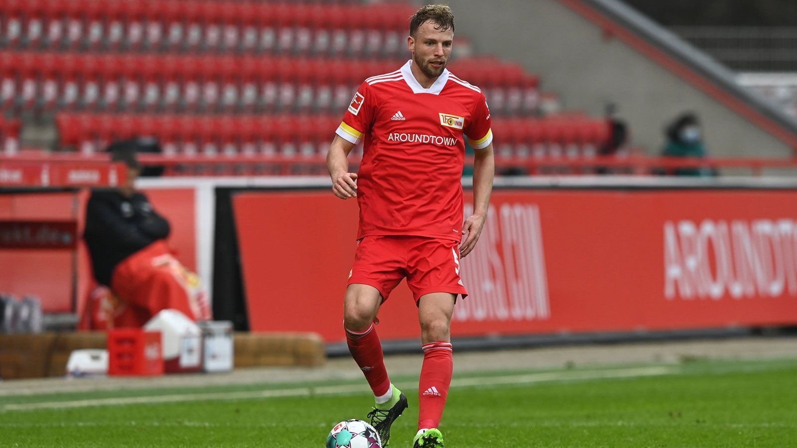 
                <strong>Abwehr: Marvin Friedrich (1. FC Union Berlin)</strong><br>
                Auch seinen Auftritten ist es zu verdanken, dass der 1. FC Union Berlin auf einem starken siebten Tabellenplatz steht. Der 25-Jährige stand in jeder Partie über die volle Distanz auf dem Platz, spielt in der Defensive unaufgeregt und strahlt auch offensiv Gefahr aus - mit vier Toren ist Friedrich gemeinsam mit Leipzigs Willi Orban der treffsicherste Innenverteidiger der Liga.
              