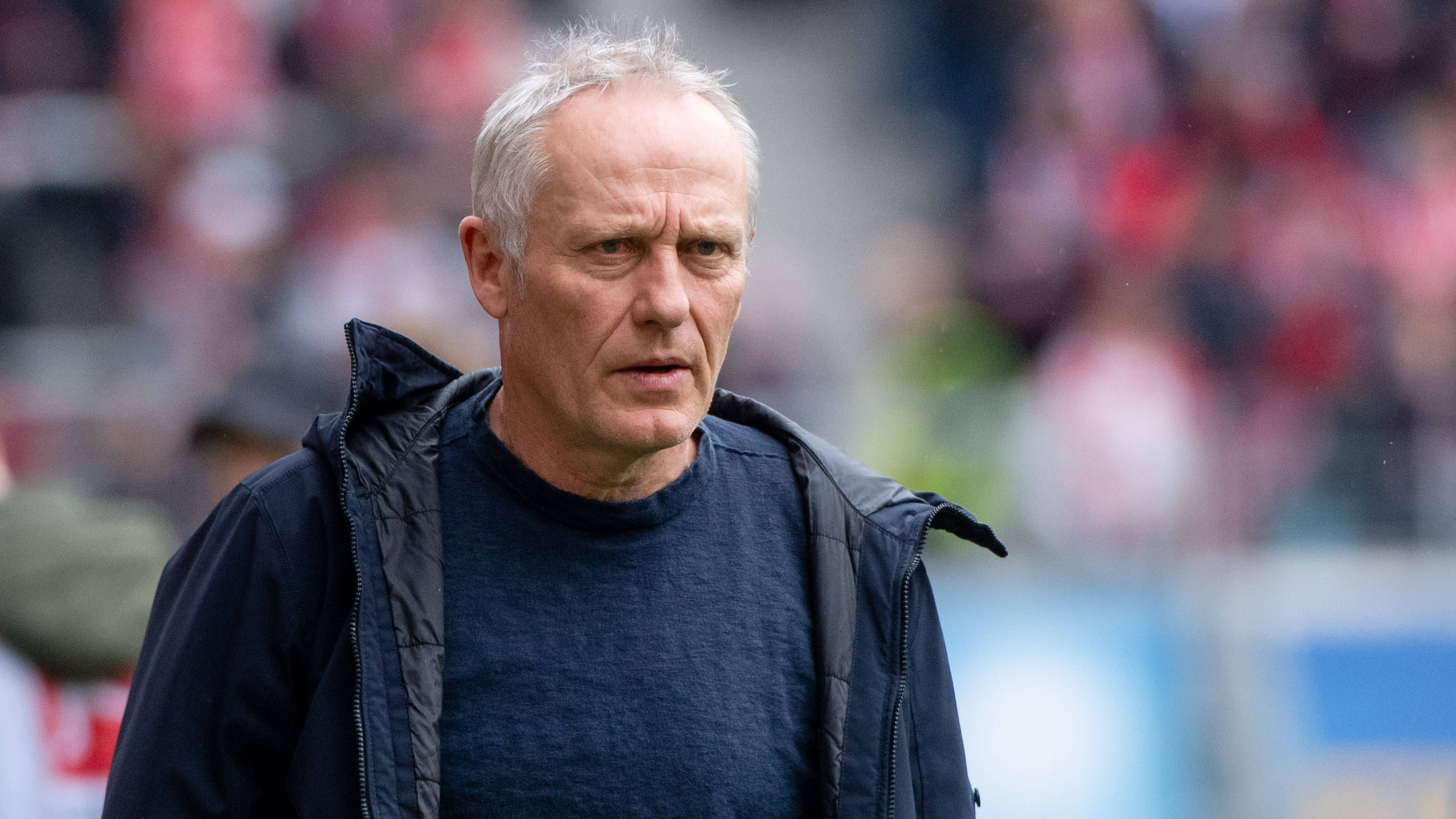 <strong>Christian Streich wird als Freiburg-Coach zurücktreten:&nbsp;</strong><strong>Die dienstältesten Trainer der Bundesliga</strong><br>Diese Entscheidung wird die Bundesliga verändern. Christian Streich hat seinen Rücktritt als Trainer des SC Freiburg zum Sommer angekündigt. Damit verliert die Liga nicht nur einen der dienstältesten, sondern auch charismatischsten Trainer.&nbsp;<em><strong>ran</strong></em> zeigt, wie lange die Coaches schon an der Seitenlinie stehen (Stand: 18. März 2024/Quelle: transfermarkt.de)