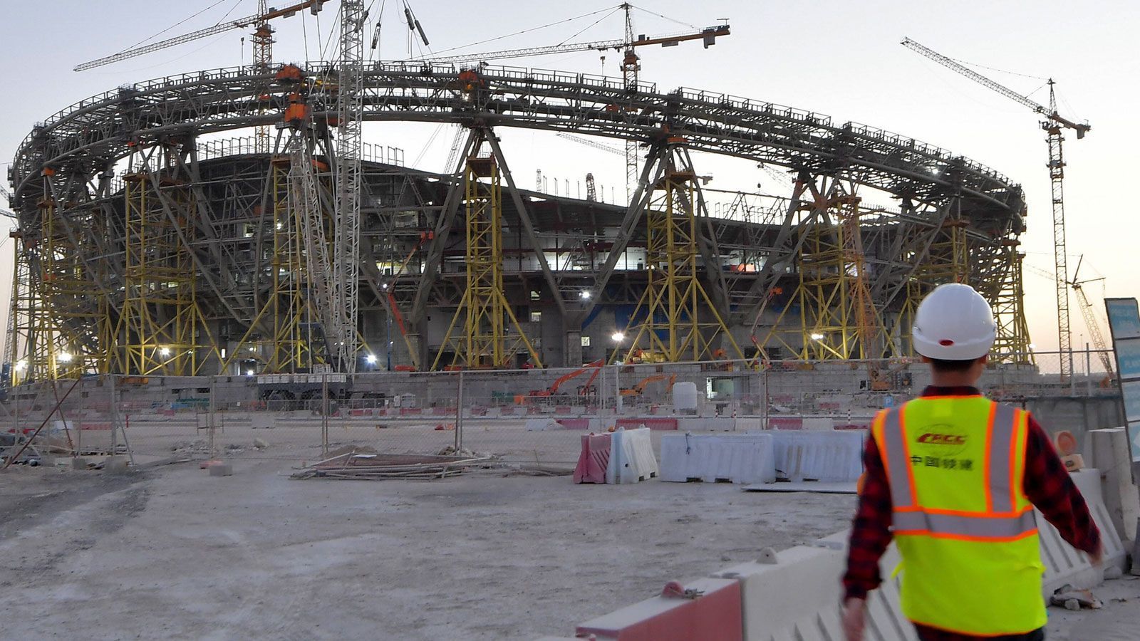 
                <strong>7. April 2020</strong><br>
                Katar weist die in den US-Gerichtsunterlagen enthaltenen Vorwürfe "auf das Schärfste" zurück: "Trotz jahrelanger falscher Behauptungen wurden nie Beweise dafür vorgelegt, dass Katar die Rechte für die Ausrichtung der WM 2022 unethisch oder mit Mitteln gewonnen hat, die gegen die strengen Bewerbungsregeln der FIFA verstoßen."
              