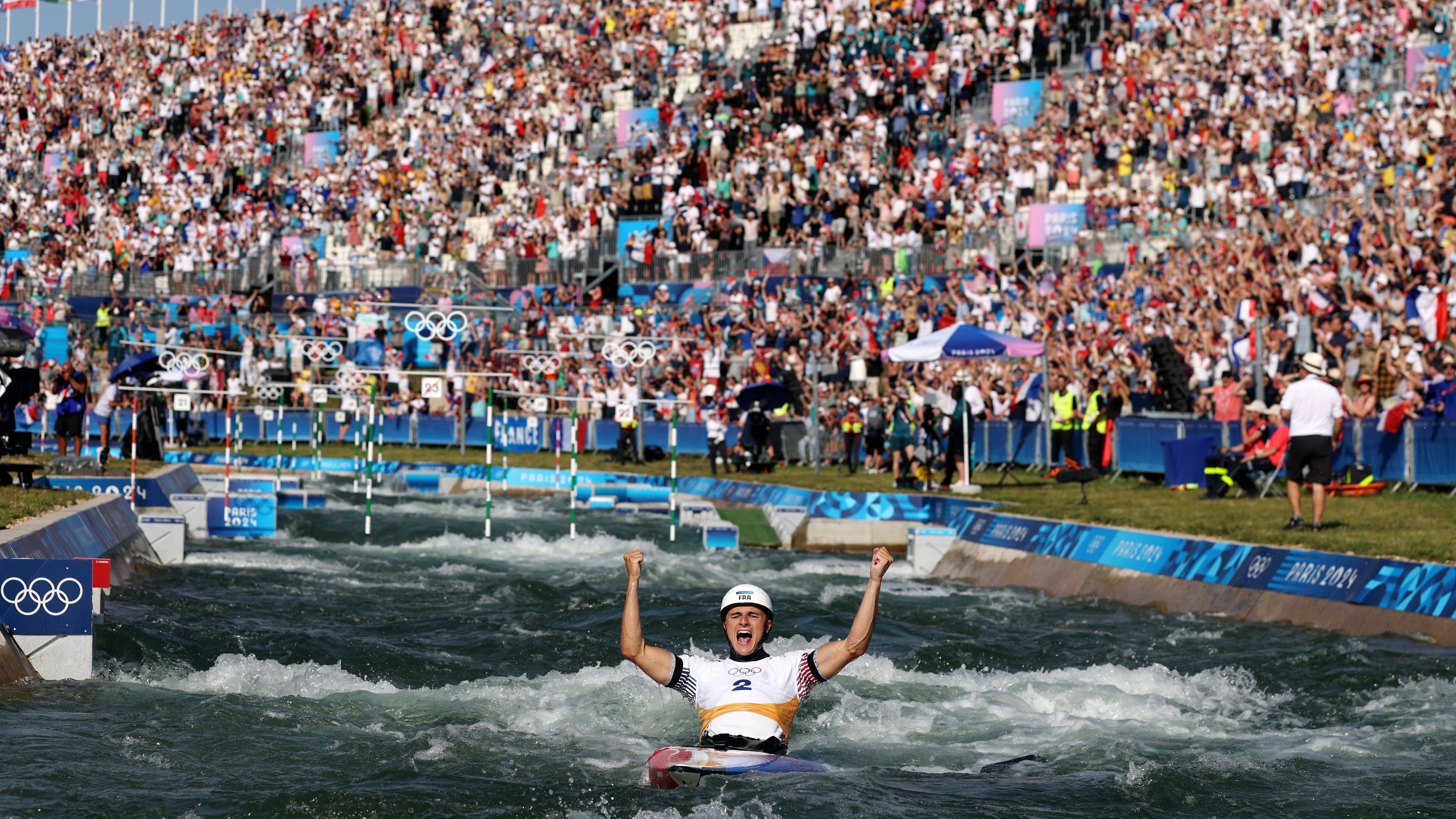 <strong>Olympia 2024: Die besten Bilder des dritten Tages</strong><br>Der Franzose Nicolas Gestin feierte in beeindruckender Art und Weise quasi einen Heimsieg im Kanuslalom. Bejubelt von weit über 10.000 Fans manövrierte Gestin sein Kanu durch den anspruchsvollen Kurs und das mit deutlichem Abstand vor der Konkurrenz um den deutschen Sideris Tasiadis, der Ende unglücklicher Vierter wurde.