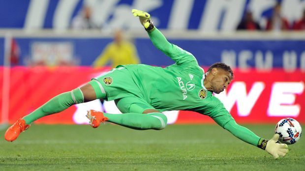 
                <strong>Zack Steffen (22 Jahre, Columbus Crew) </strong><br>
                Nachdem der SC Freiburg Torwart-Talent Zack Steffen bei den Maryland Terrapins entdeckte, holten ihn die Breisgauer im Januar 2015 nach Deutschland. Nach anderthalb Jahren und nur 14 Einsätzen für die SC-Amateure ging der US-Amerikaner aber zurück in die Heimat und startet nun in der MLS durch. Bei Columbus Crew ist der 22-Jährige unter Trainer Gregg Berhalter (als Profi in Cottbus und bei 1860 München unter Vertrag) Stammspieler, nachdem die bisherige Nummer 1, Steve Clark im Januar 2017 zu Horsens nach Dänemark wechselte. Steffen macht seine Sache richtig ordentlich, hielt seinen Kasten bereits drei Mal sauber.
              