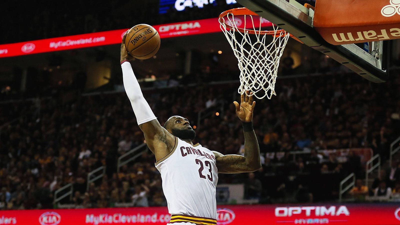 
                <strong>LeBron James: Der beste Small Forward in der Geschichte der NBA</strong><br>
                James ist wie ein Tornado: Hat er Richtung Korb erst einmal Fahrt aufgenommen, ist er nicht mehr zu stoppen. Der 2,03 Meter große Athlet gilt als der beste Small Forward in der Geschichte der NBA und auch als einer der besten Basketballspieler der Historie. In der regulären Saison kam er auf einen Punkteschnitt von 27,5. Zu Beginn seiner Karriere wurde noch bemängelt, James würde in der Defensive nicht funktionieren. Seit einigen Jahren glänzt er allerdings auch dort.   
              