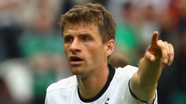 
                <strong>Thomas Müller (GER)</strong><br>
                Platz 9 - Thomas Müller (Deutschland): Damit hätten die wenigsten gerechnet, dass Thomas Müller die meisten Zweikämpfe im deutschen Team bislang gewonnen hat. 40 von 78 Zweikämpfen gingen an ihn. Seine Quote: 51,28 Prozent 
              