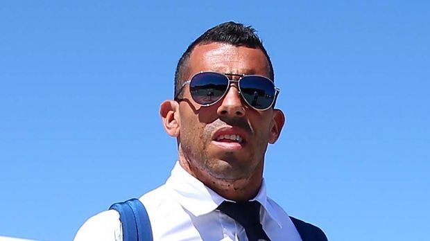 
                <strong>Carlos Tevez</strong><br>
                Carlos Tevez: Der 31-Jährige brach seinem Gegner bei einem argentinischen Liga-Spiel das Bein. Und das Aussehen eines Bond-Bösewichts hat er auch.
              