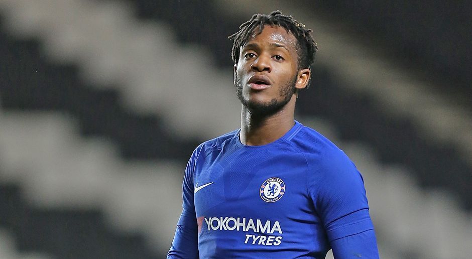 
                <strong>Michy Batshuayi</strong><br>
                Aktuell ist der Name Michy Batshuayi hoch im Kurs. Laut "Bild" haben die Dortmunder ein Auge auf den 24-Jährigen vom FC Chelsea geworfen. Beim englischen Meister kommt der Belgier kaum zum Zug und sorgt sich angeblich um seine WM-Chancen. Mit einem Wechsel im Winter könnte der Belgier wieder mehr Spielanteile bekommen. Seine Quote in dieser Saison: Neun Tore in 22 Partien - dabei stand er aber "nur" 874 Minuten auf dem Feld. Als Ersatz haben die Londoner angeblich Andy Carroll von West Ham United im Blick. Mit den Aubameyang-Millionen könnte das durchaus klappen.
              