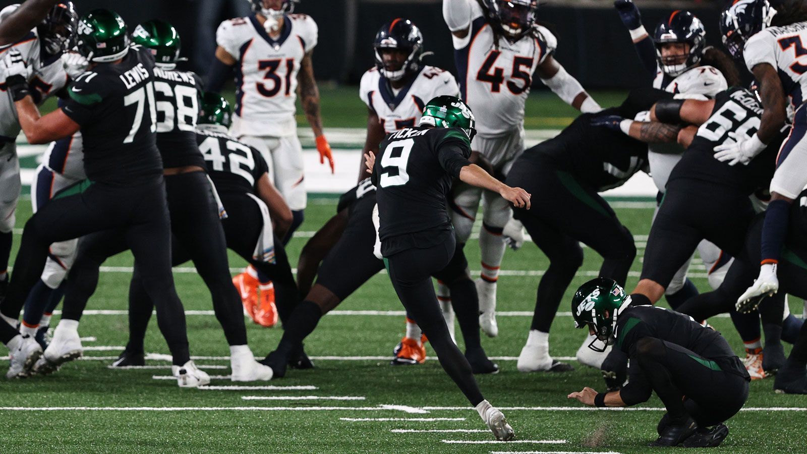 
                <strong>Special Teams und Kicker: New York Jets - 18 Punkte</strong><br>
                Mit 18 Punkten liegt das Special Team der New York Jets am 4. Spieltag unangefochten an der Spitze. Kicker Sam Ficken erwischte einen perfekten Tag und verwandelte alle fünf Field Goals sowie einen Extra-Punkt. An der bitteren 28:37-Niederlage gegen die Denver Broncos konnte allerdings auch er nicht viel ändern.
              
