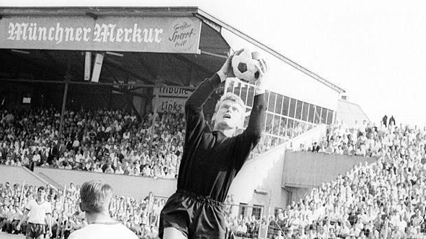 
                <strong>FC Bayern - Eintracht Frankfurt</strong><br>
                Den ersten Bundesliga-Sieg feierte der FC Bayern am 21. August 1965. Die Münchner besiegten im Stadion an der Grünwalder Straße Eintracht Frankfurt mit 2:0. Rainer Olhauser und Rudolf Nafziger erzielten die Tore, Torwart Sepp Maier schnappte sich nicht nur diese Flanke.
              