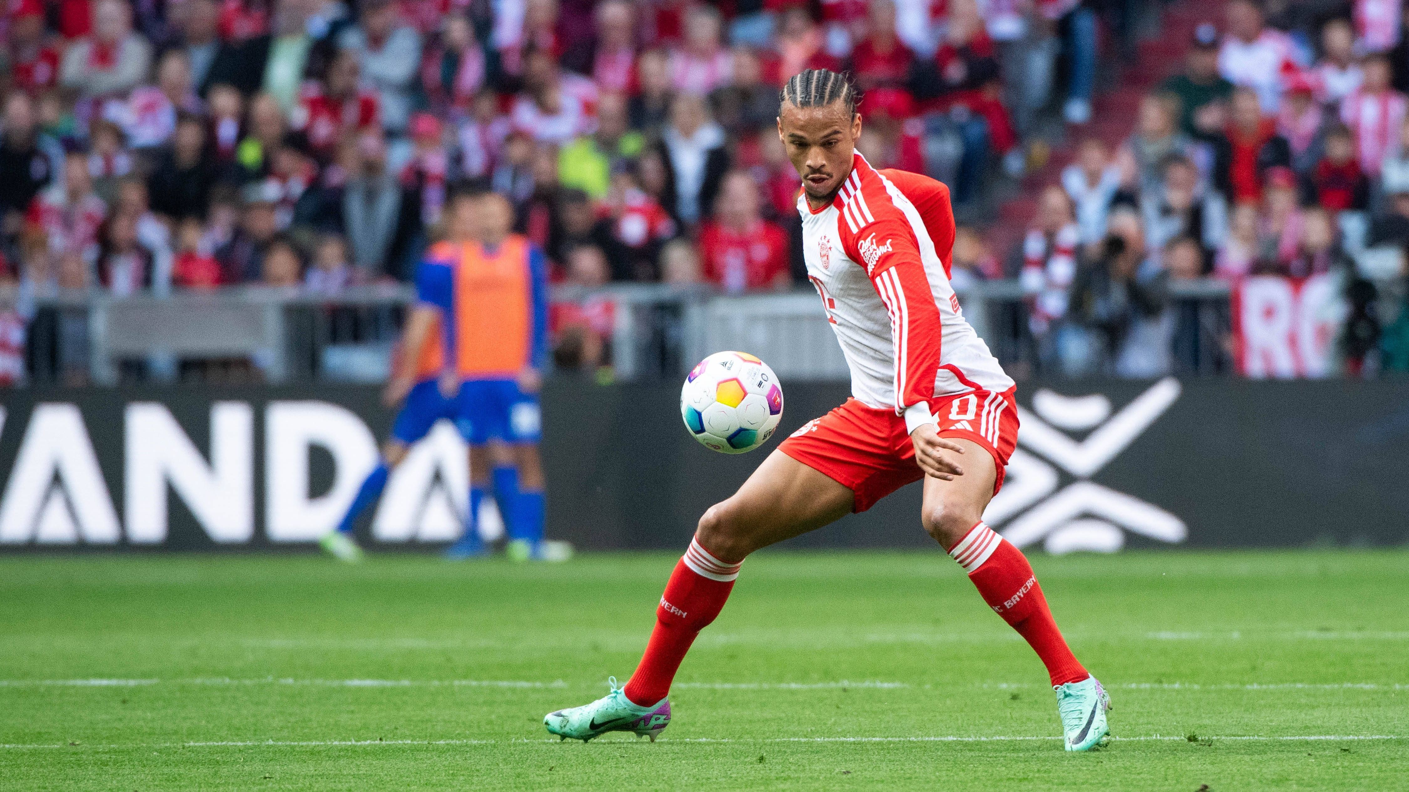 <strong>Leroy Sane</strong><br>Wechselt sich in der ersten Hälfte immer wieder gut auf den Flügeln mit Coman ab. Kann die wilden Phasen der Partie, in denen die Darmstädter unsortiert sind, nicht nutzen. Sein vermeintlicher Treffer zum 1:0 kurz vor der Pause aber absolute Extraklasse! Belohnt sich schließlich mit seinen Toren zum 2:0 und 4:0. <em><strong>ran</strong></em><strong>-Note: 1</strong>