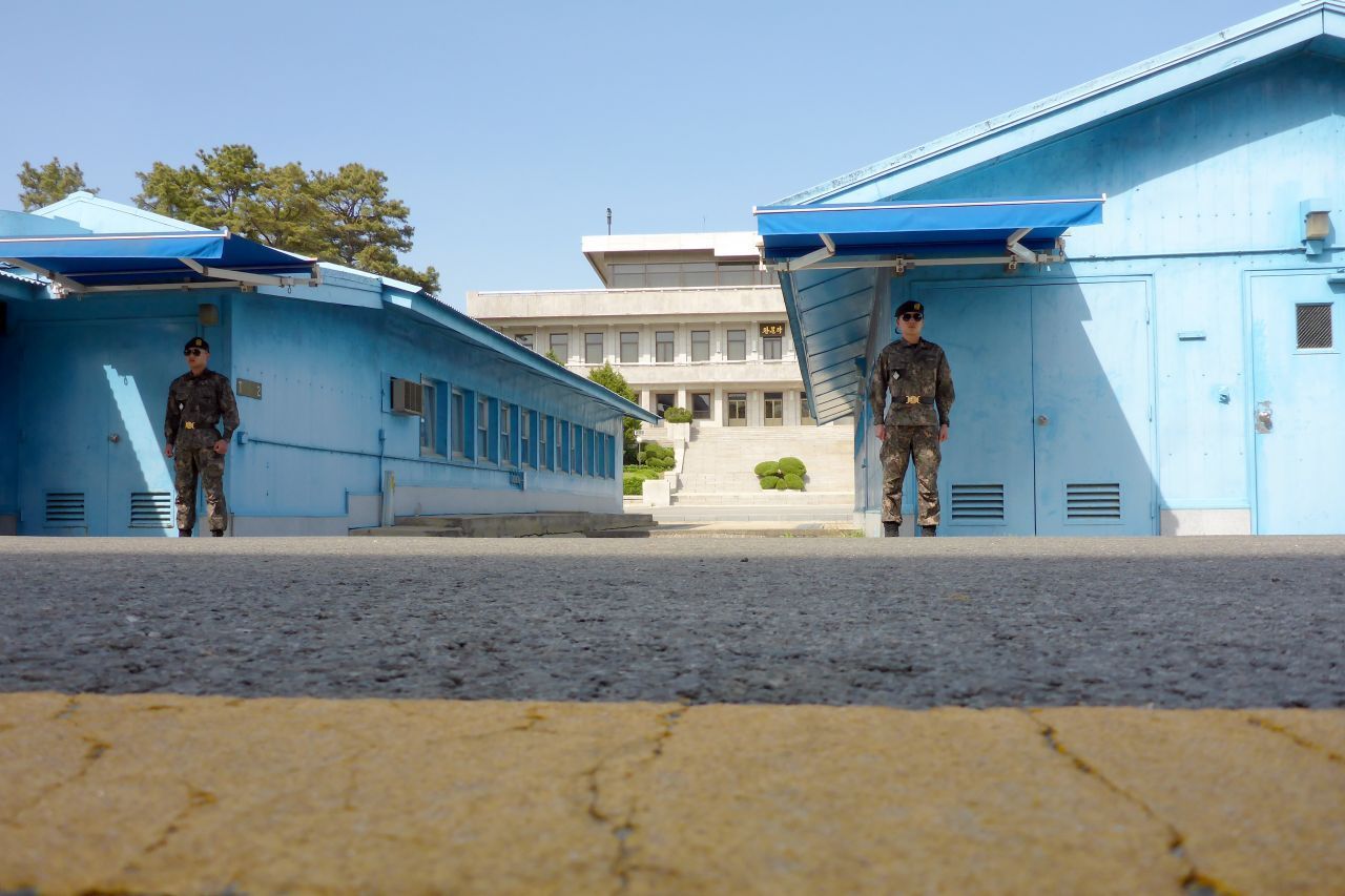 Seit dem Ende des 2. Weltkrieges dürfen sich die Einwohner Koreas nicht mehr sehen. 1948 wurden die Republik Korea und die Demokratische Volksrepublik Korea ausgerufen.