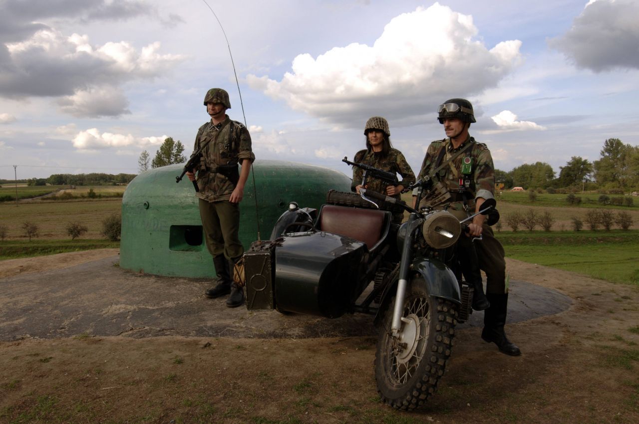 Polnische Militär-Fans in der Uniform deutscher Wehrmachtssoldaten nahe des Militärmuseums bei Boryszyn in Polen.