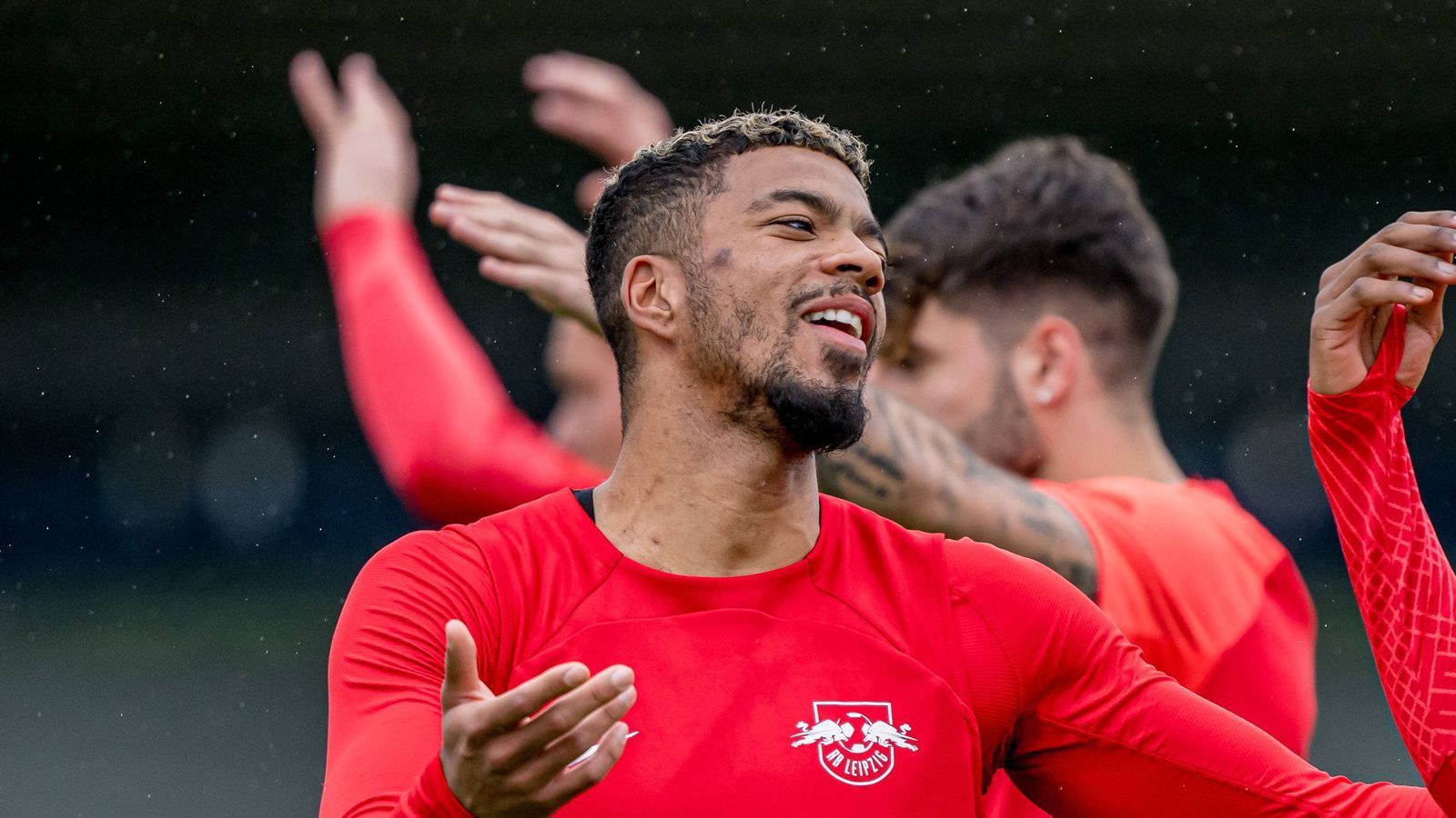 
                <strong>Benjamin Henrichs (RB Leipzig)</strong><br>
                Der Nationalspieler ersetzt den indisponierten Simakan zur zweiten Halbzeit rechts in der Viererkette. Sorgt für deutlich mehr Stabilität, steht auch gegen Cancelo bei dessen Vorstößen besser. ran-Note: 2
              