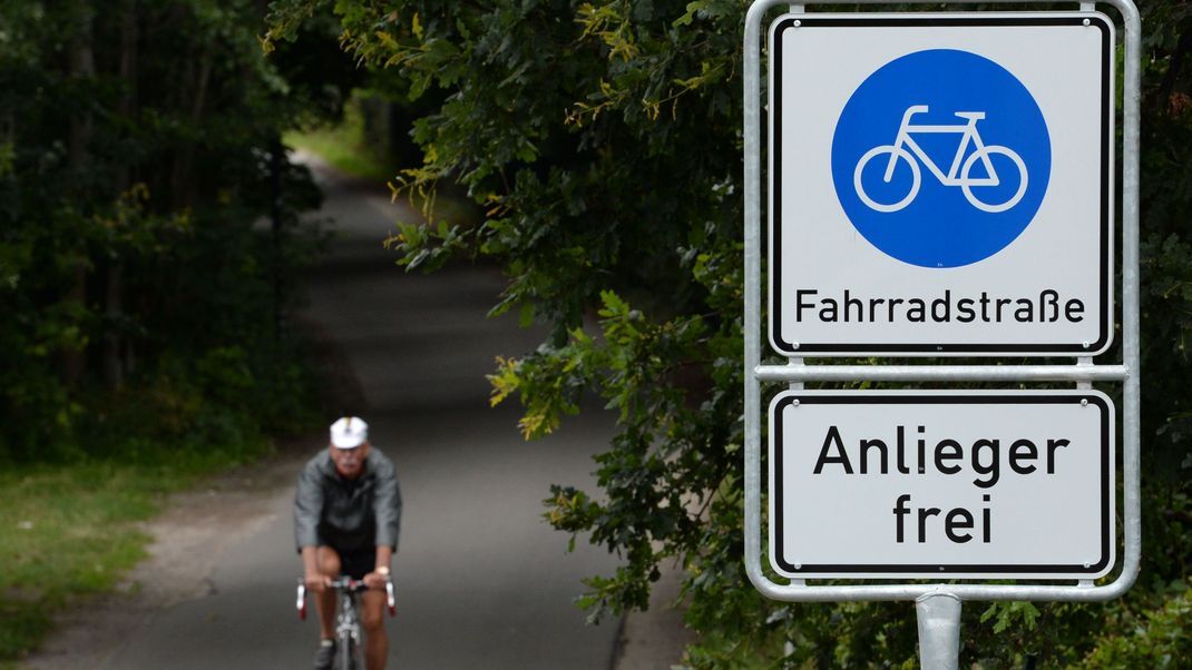 Am Park Babelsberg können Radfahrer künftig nebeneinander und in Gruppen unterwegs sein. Autofahrer dürfen Fahrradstraßen nur befahren, wenn dies über entsprechende Schilder wie "Anlieger frei" erlaubt ist. 