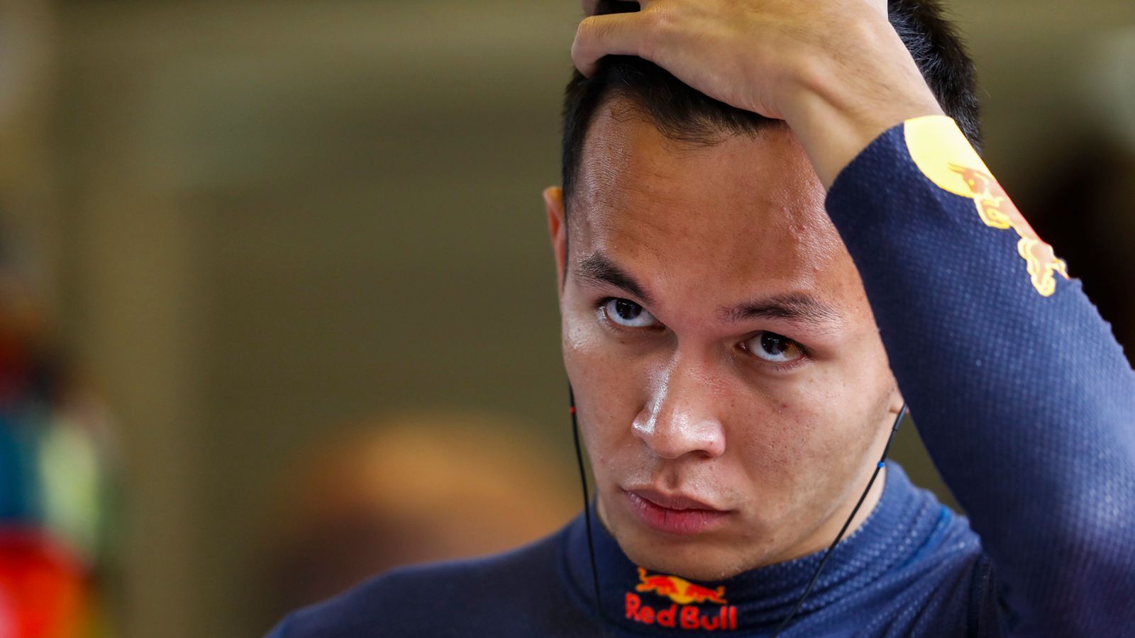 
                <strong>5. Alex Albon (Toro Rosso/Red Bull Racing)</strong><br>
                Er hat sich seine Beförderung zu Red Bull mit guten Leistungen bei Toro Rosso verdient und auch die Tatsache, dass er auch 2020 neben Verstappen fahren wird. Wurde mit jedem Rennen sicherer und konnte immer einen Gang zulegen. Er hat als Rookie direkt geliefert und auch nur wenige Fehler gemacht. Landete in der Fahrerwertung zwar hinter Gasly, wurde aber auch von Hamilton in Brasilien des Podiums beraubt.
              