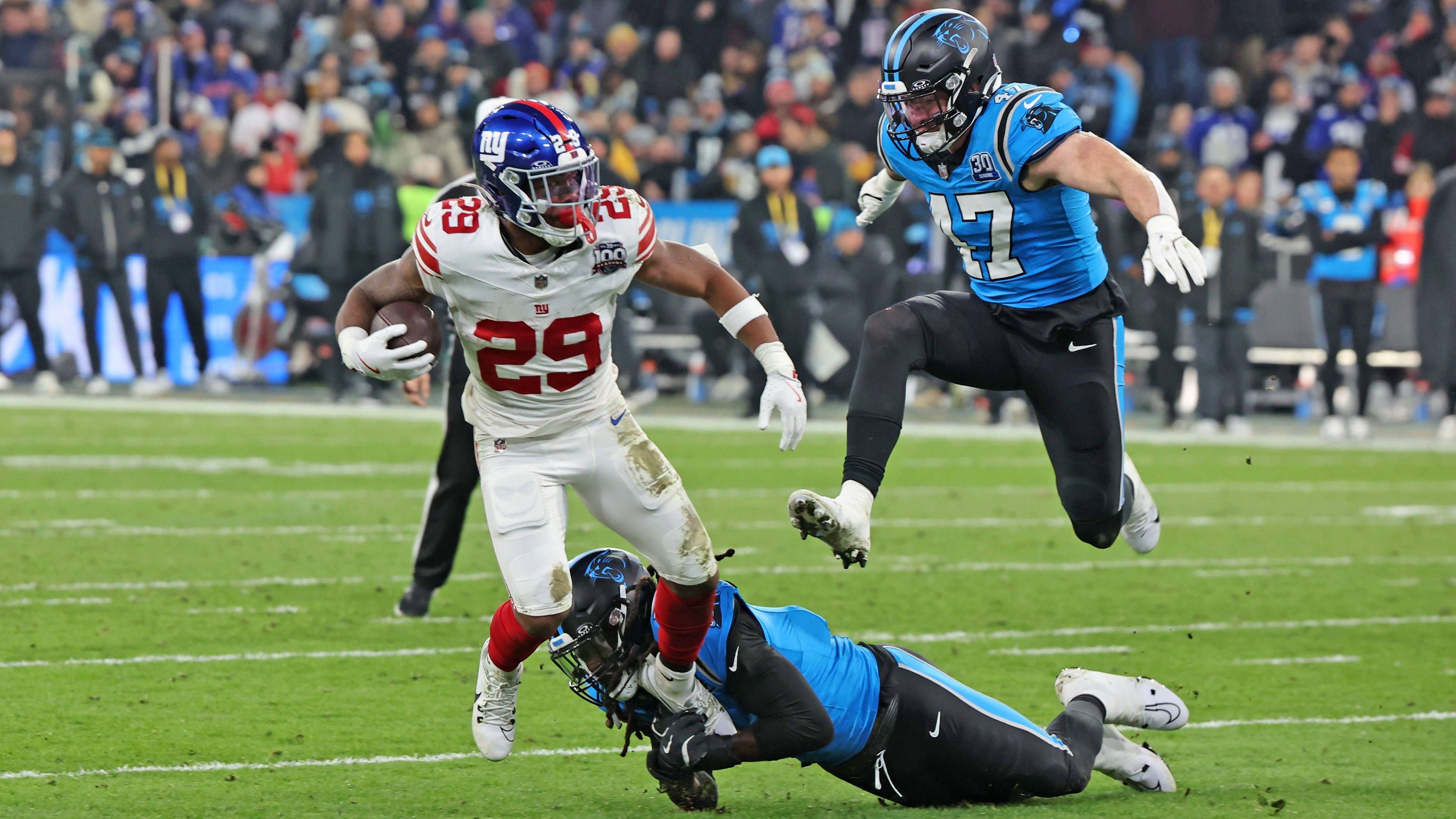 <strong>NFL: Die krassesten Bilder zum Munich Game 2024</strong><br>Jadeveon Clowney konnte den Giants-Touchdown durch Robert Tracy Jr. trotz waghalsigen Tacklingversuchs nicht verhindern.