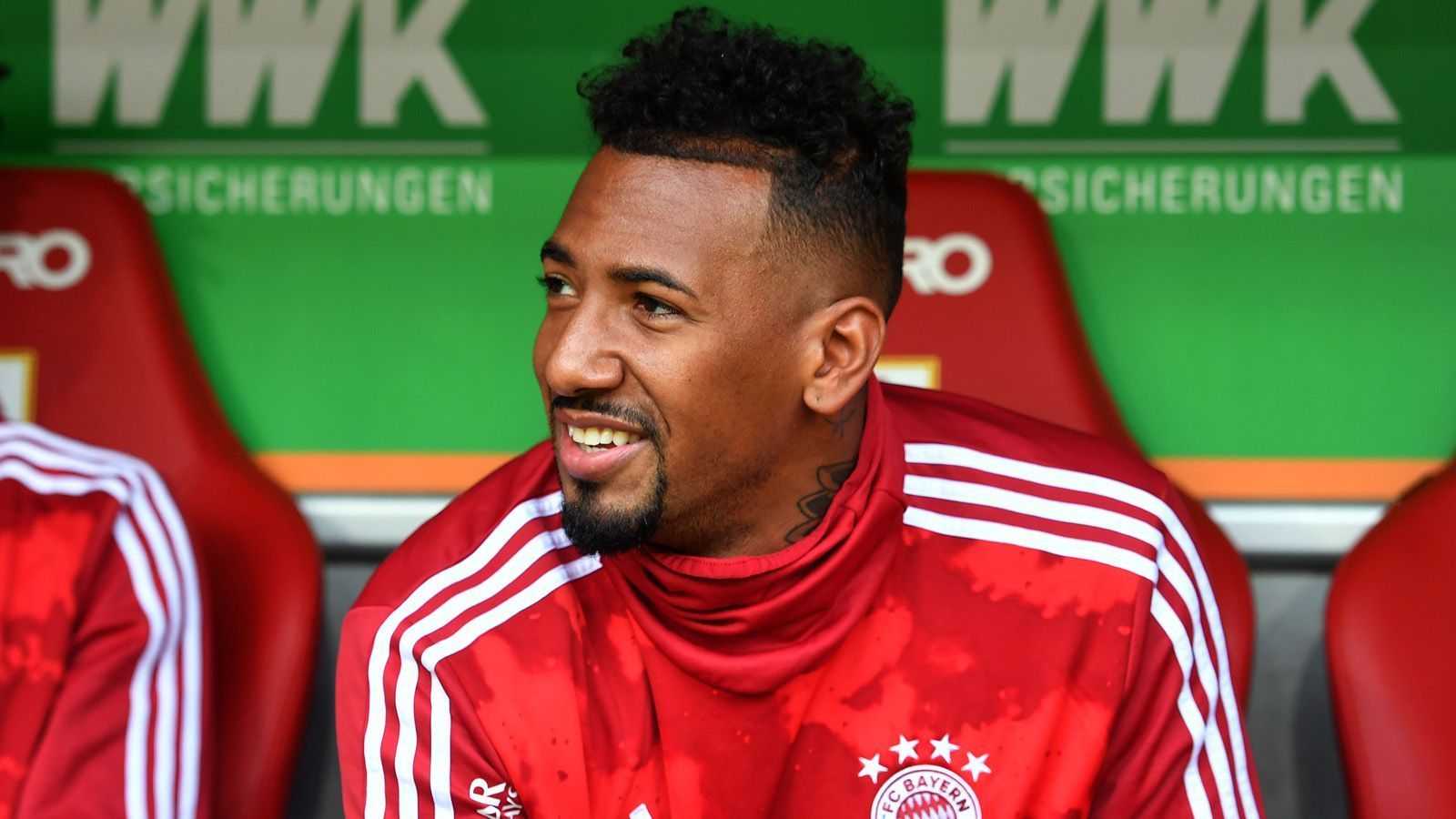 
                <strong>Die große Chance für Boateng </strong><br>
                Ist der Personalnotstand in der Defensive die Chance für Jerome Boateng? Bisher hatte der Weltmeister von 2014 auch in dieser Saison einen schweren Stand unter Kovac. Schon nach der Verletzung von Niklas Süle galt der Ex-Nationalspieler als logischer Eins-zu Eins-Ersatz. Doch in Piräus wartete auf den 31-Jährigen erneut die Bank. Später kam Boateng für Hernandez ins Spiel. Dort könnte er den Engpass nun nutzen, um sich auf der Innenverteidigerposition festzuspielen.  
              