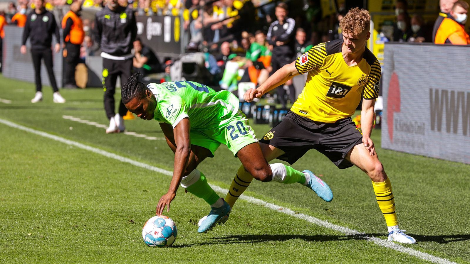
                <strong>Tom Rothe</strong><br>
                Tom Alexander Rothe, diesen Namen müssen sich die BVB-Fans merken. Der 17-Jährige kommt gegen die Wölfe zu seinem Bundesliga-Debüt und überzeugt direkt auf ganzer Linie. Keine Nervosität, mutiges Dribbling - der Youngster fügt sich nahtlos ein. Nach einem ersten Torschuss zu Beginn der Partie hat er in der 24. Minute allen Grund zum Jubeln. Nach einer Ecke von Julian Brandt gelingt Rothe via Kopfball das 1:0 für den BVB, beziehungsweise sein erstes Bundesligator. Die Euphorie bei seinen Teamkollegen ist in der Folge grenzenlos. Darf sich kurz vor Schluss den verdienten Applaus des Publikums abholen. ran-Note: 1
              